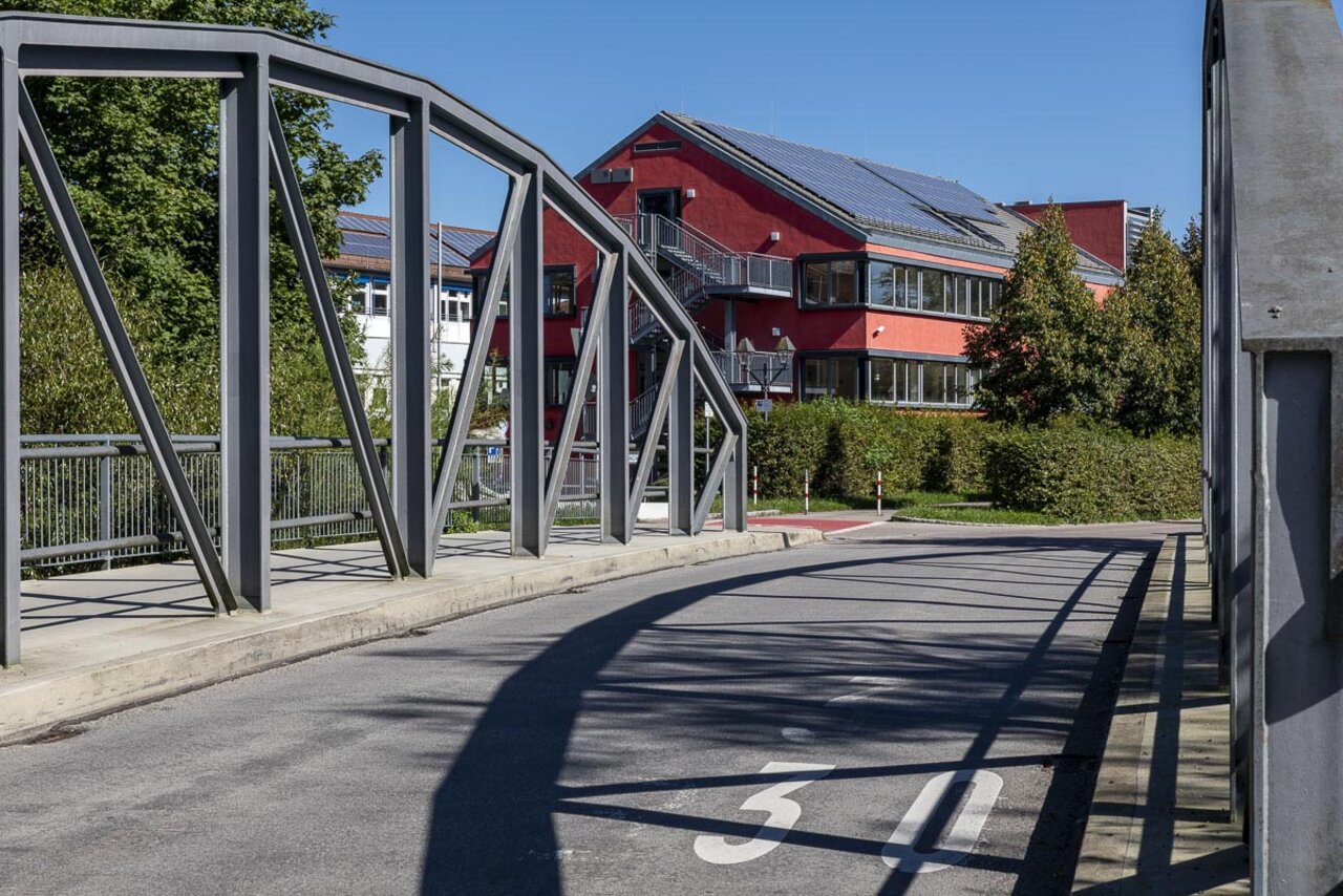 Die Grund- und Mittelschule Die Grund- und Mittelschule Rednitzhembach liegt idyllisch zwischen den zwei Brücken