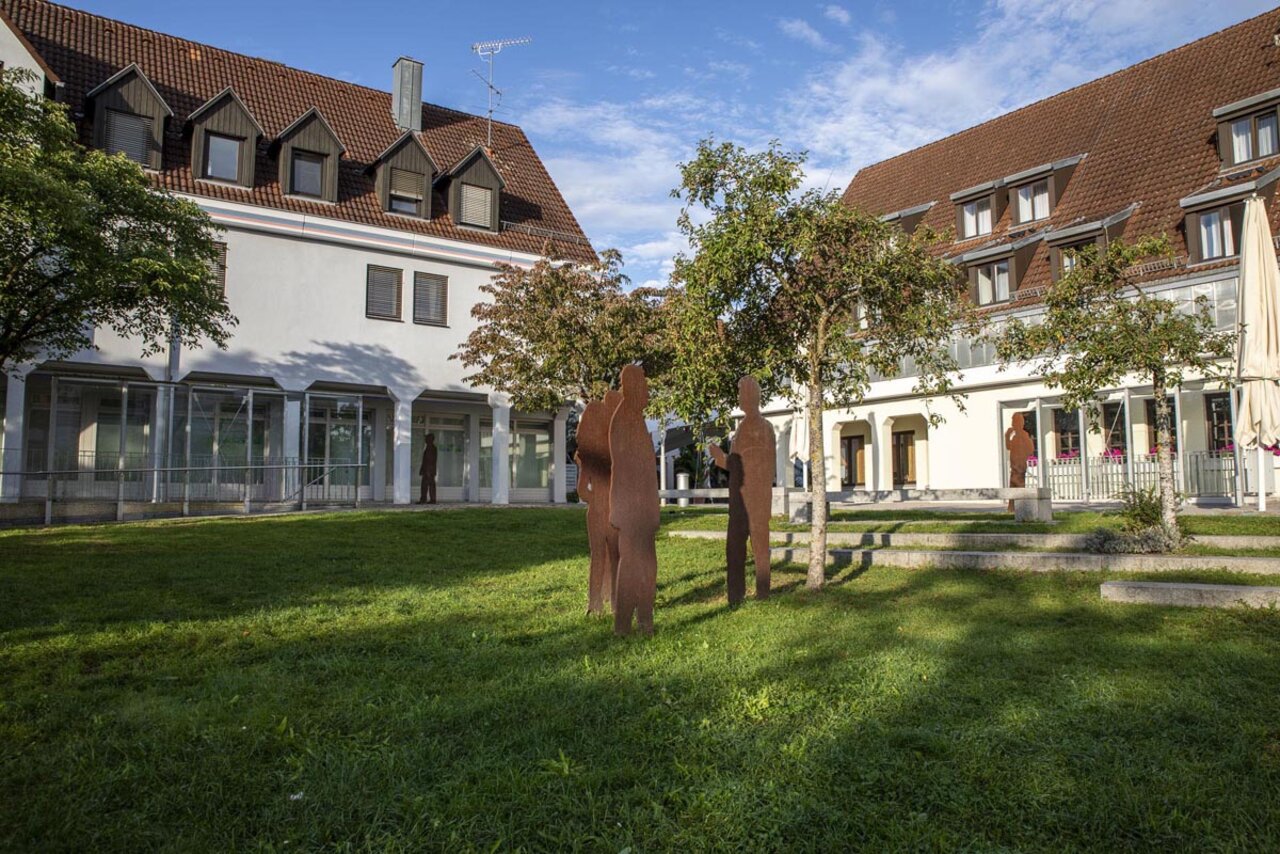 Das Gemeindezentrum Das Gemeindezentrum mit den Bürgerskulpturen