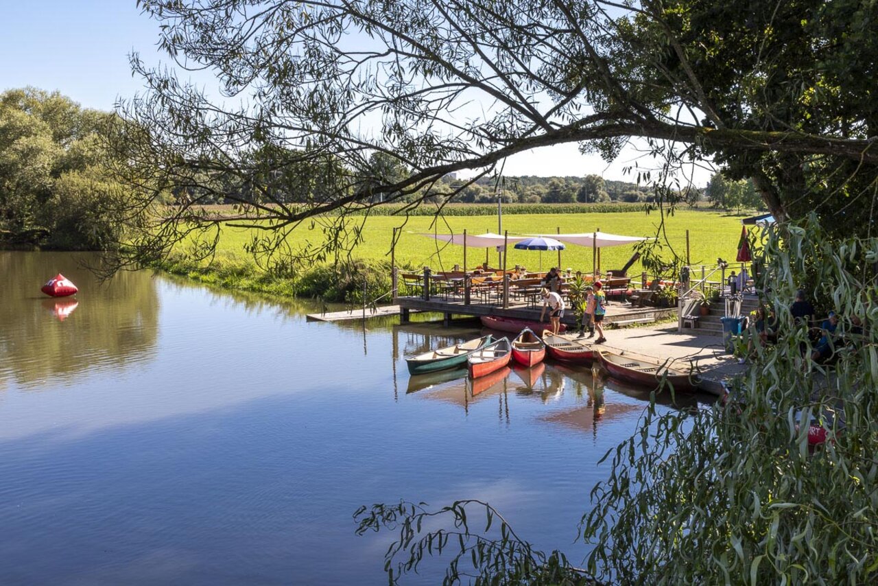 Freizeitvergnügen Der Bootsverleih bietet auf und am Wasser eine nette Abwechslung